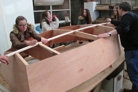 Des Jeunes construisent un canot au chantier naval de la FRCPM
